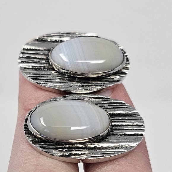 Elegant Silver and Gray Cuff Links Set - Picture 6 of 12